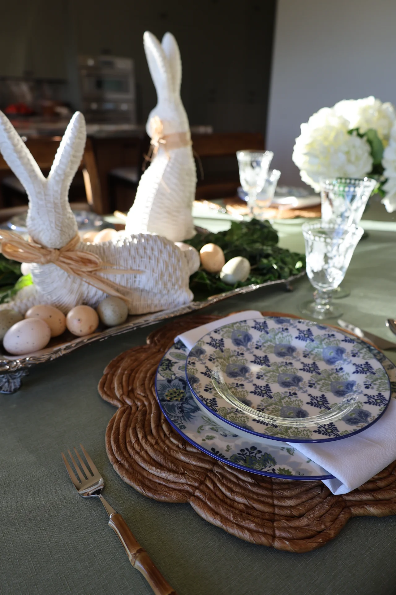 The Art of Easter Hosting: A Fresh Tablescape & Effortless Buffet